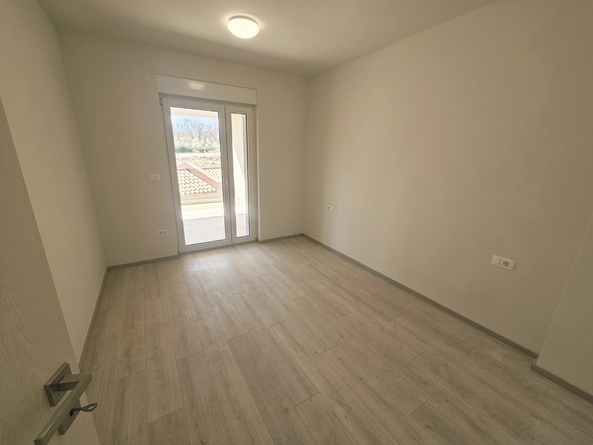 Nuova costruzione: bifamiliare con piscina vicino a Buje